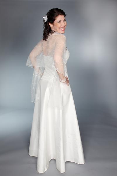 Hochzeitskleid in Seide mit einer Tüllspitze überzogen