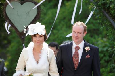 Hochzeitskleid mit Fell und Strass