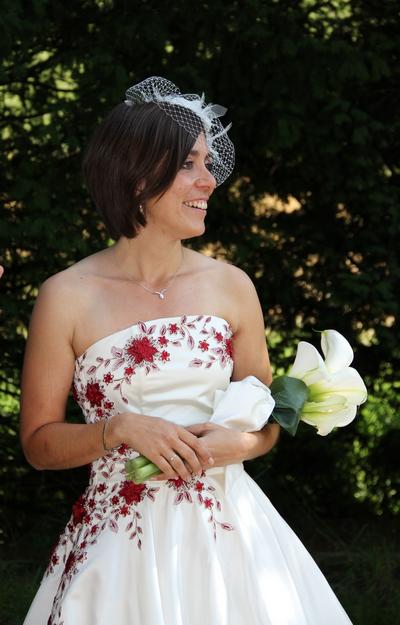 Hochzeitskleid im 50-Jahre-Look mit roter Stickerei