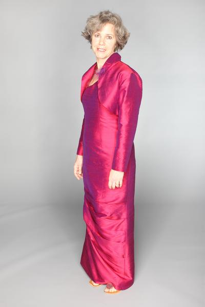 Abendkleid in himbeerrot mit Falten